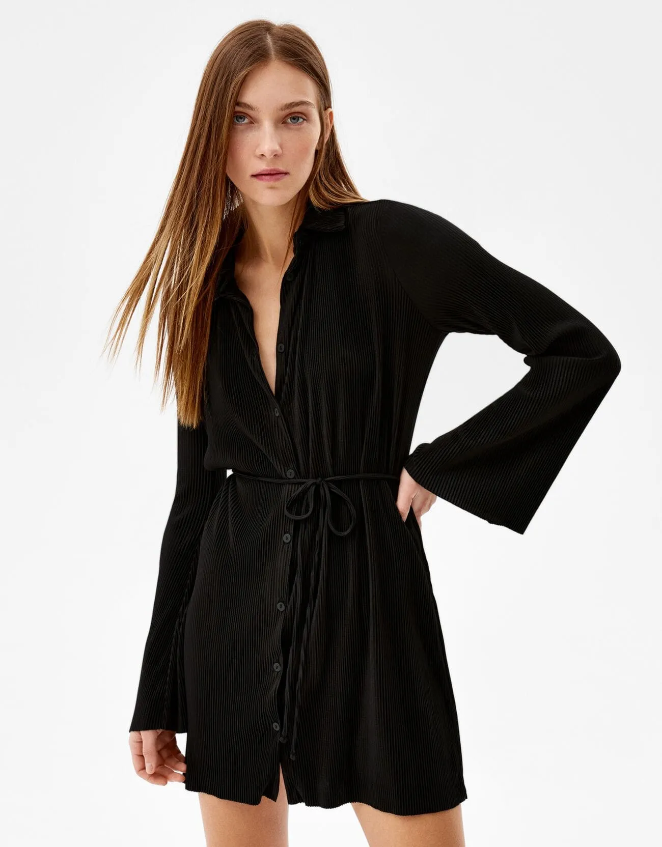 Plissiertes Minikleid mit langen Ärmeln und Gürtel